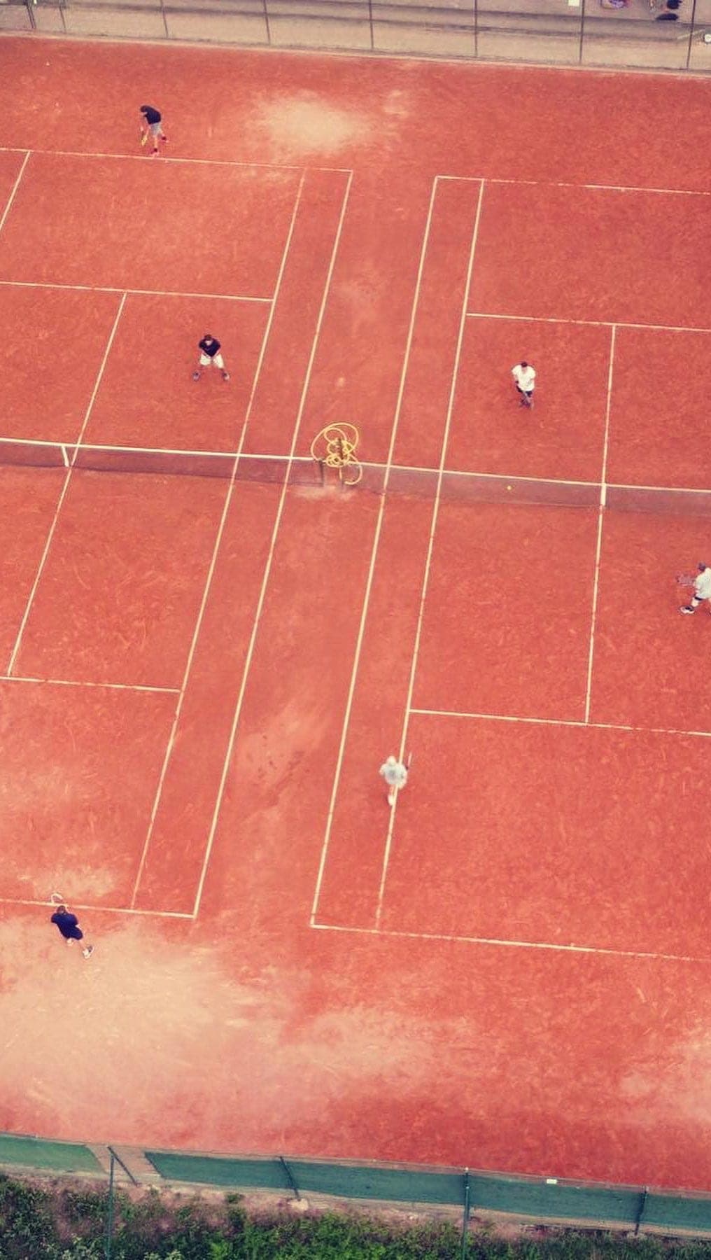 Luchtbeeld van twee gravelterreinen met spelers